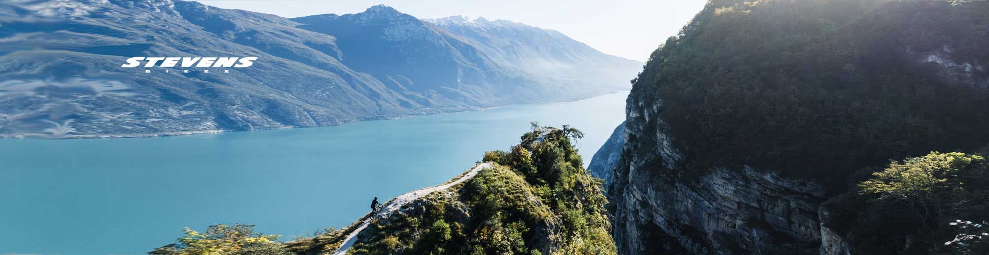 Berge und See E-Bike auf dem Weg zum Gipfel