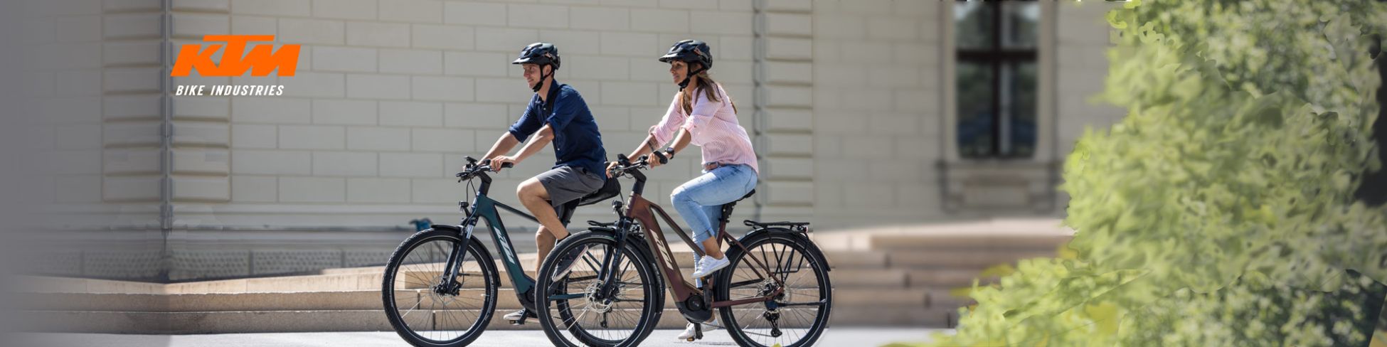 Zwei Personen mit KTM E-Bikes